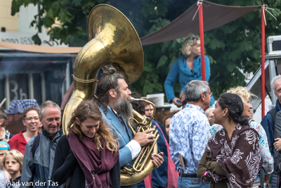 832642 Afbeelding van het optreden van het Showman's Orchestra op de Neude te Utrecht tijdens het Uitfeest / Culturele ...